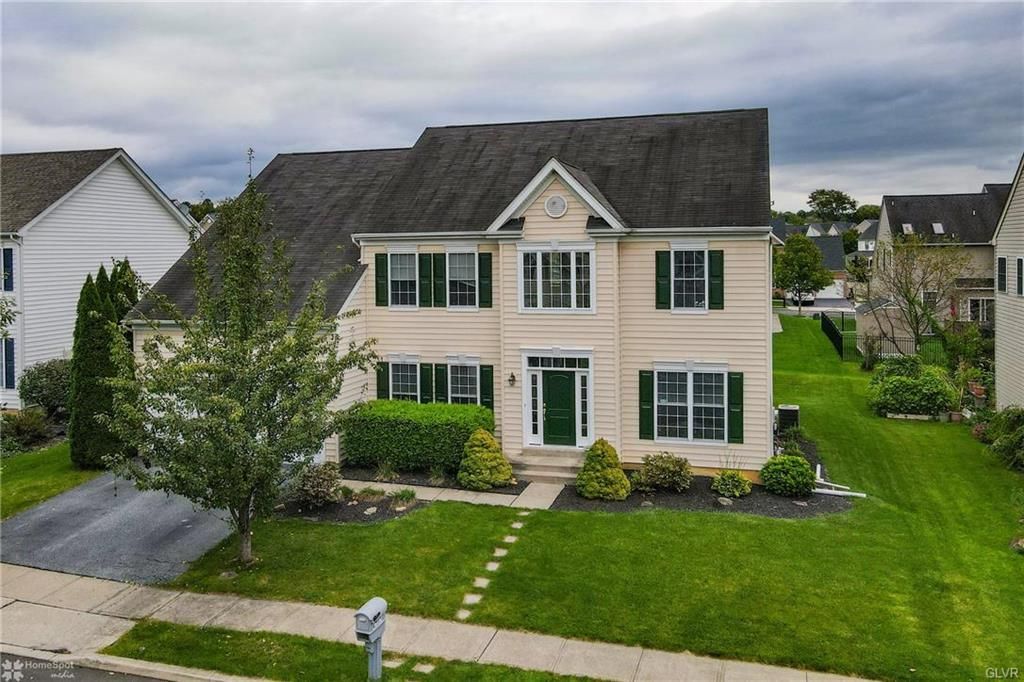 4737 Yorkshire Dr, Macungie, PA 18062