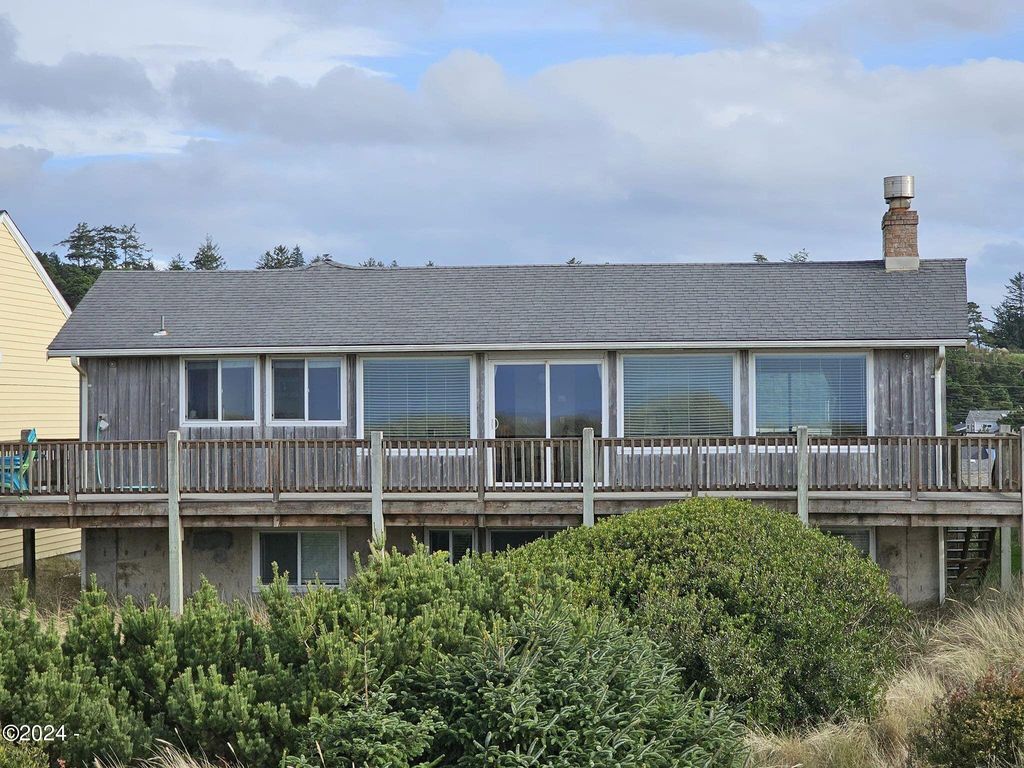 1310 NW Oceania Dr, Waldport, OR 97394