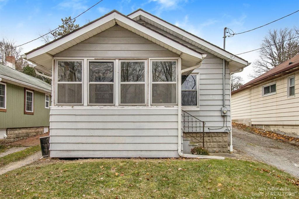 131 Park Dr, Jackson, MI 49203
