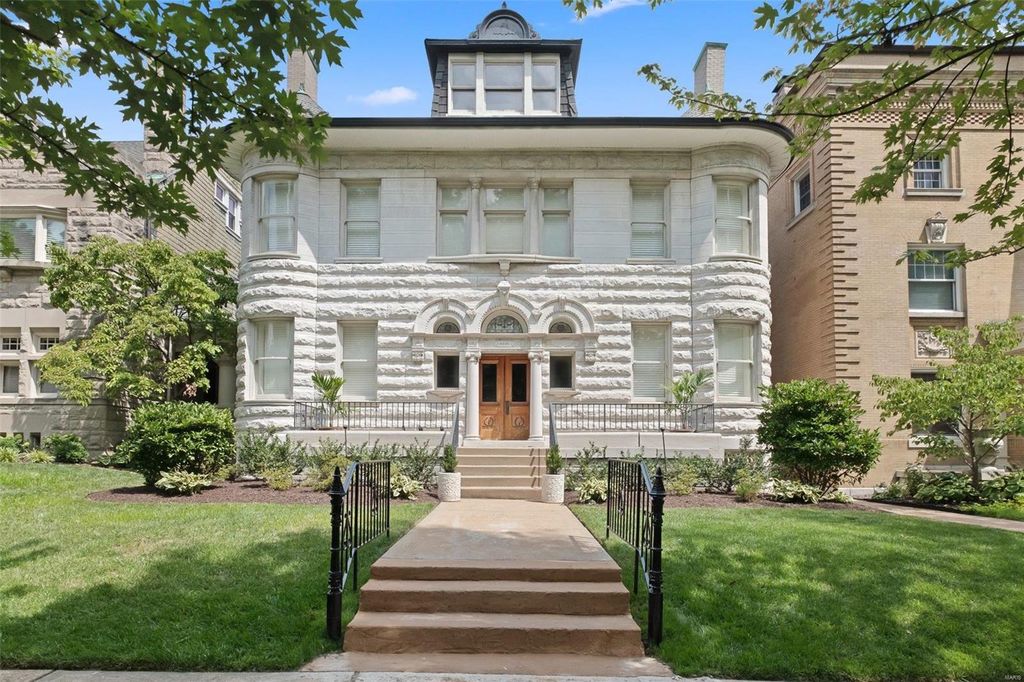 4445 Westminster Pl, Saint Louis, MO 63108