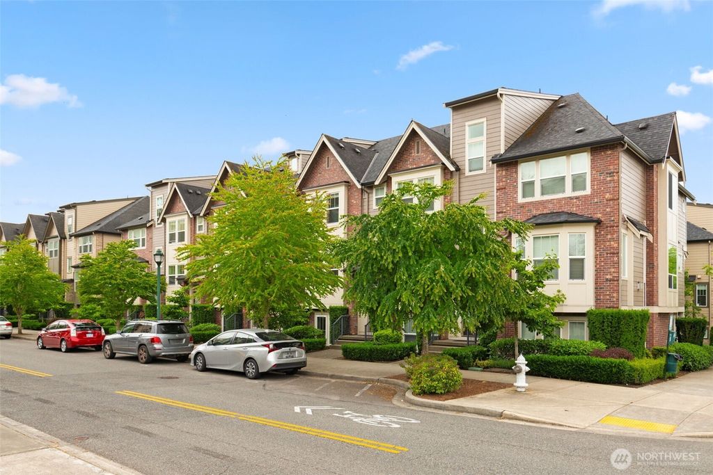 923 NE Ellis Dr, Issaquah, WA 98029