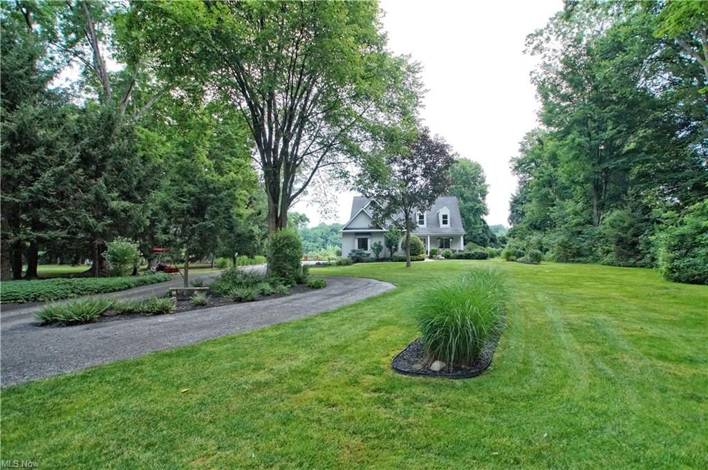 6265 Grandridge Pointe Dr, Painesville, OH 44077