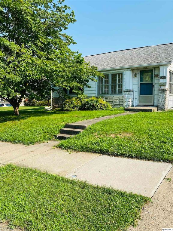2003 Spruce St, Quincy, IL 62301