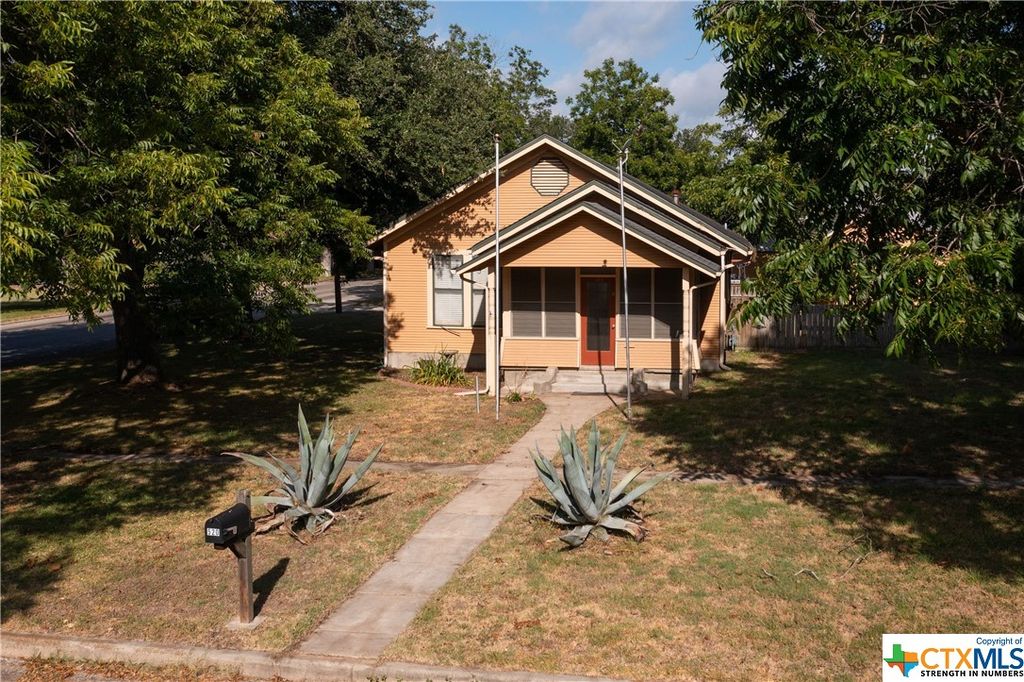 520 S  Pecan Ave, Luling, TX 78648