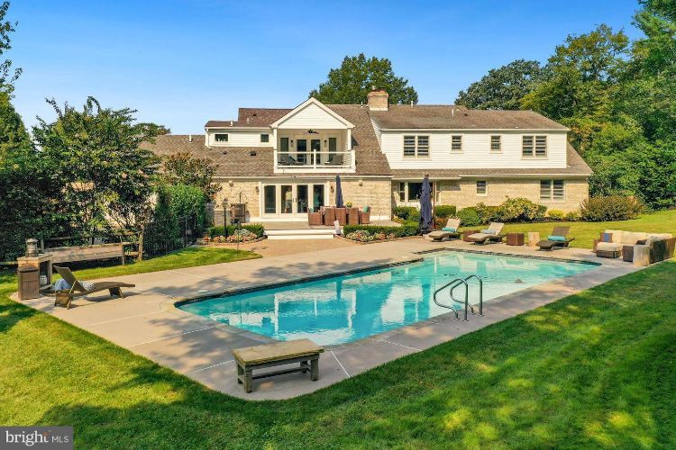 2 Broadacres Ct, Moorestown, NJ 08057