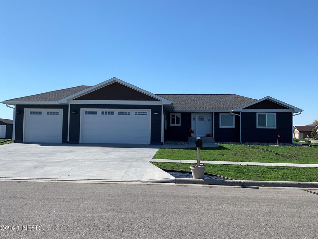 1121 27th St NE, Watertown, SD 57201