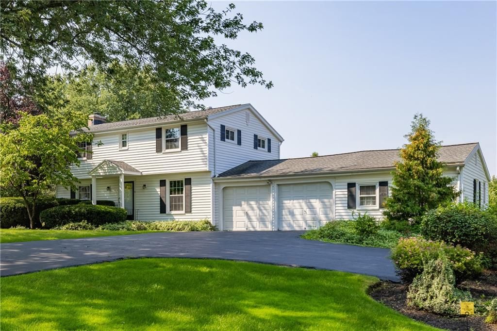 17 Candlewood Dr, Pittsford, NY 14534