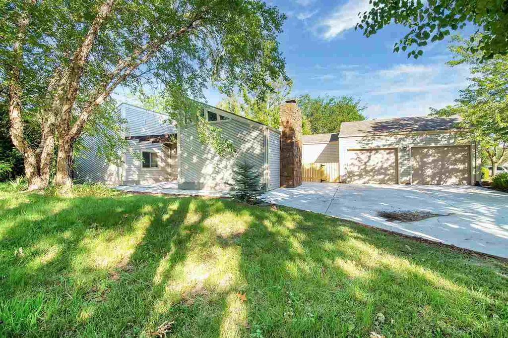 6915 E Rushwood Cir, Wichita, KS 67226