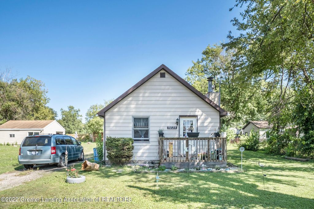 5825 Pheasant Ave, Lansing, MI 48911