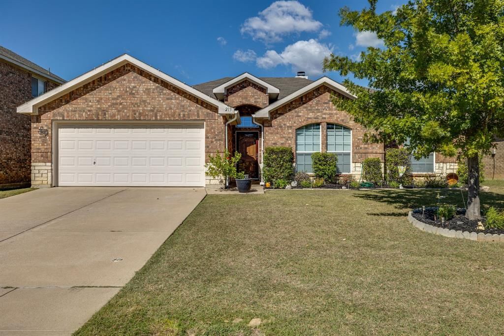 213 Meadowside Dr, Mansfield, TX 76063