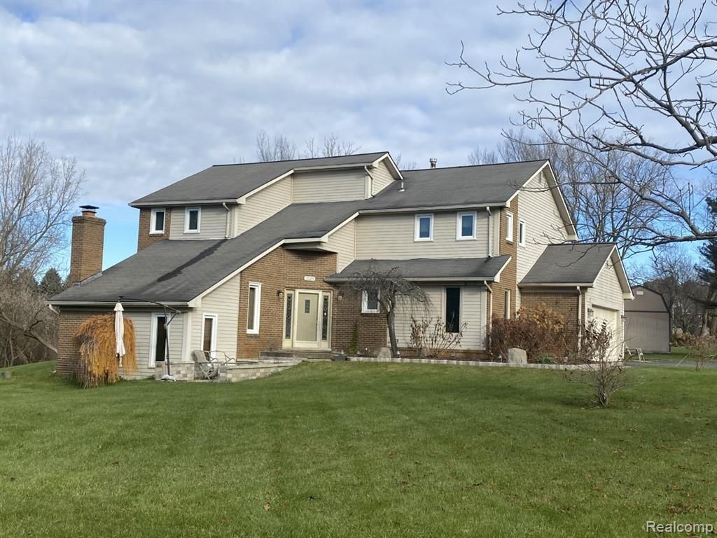 2120 Golfcrest Dr, Commerce Township, MI 48382