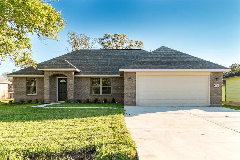 607 Tall Timber Dr, West Columbia, TX 77486