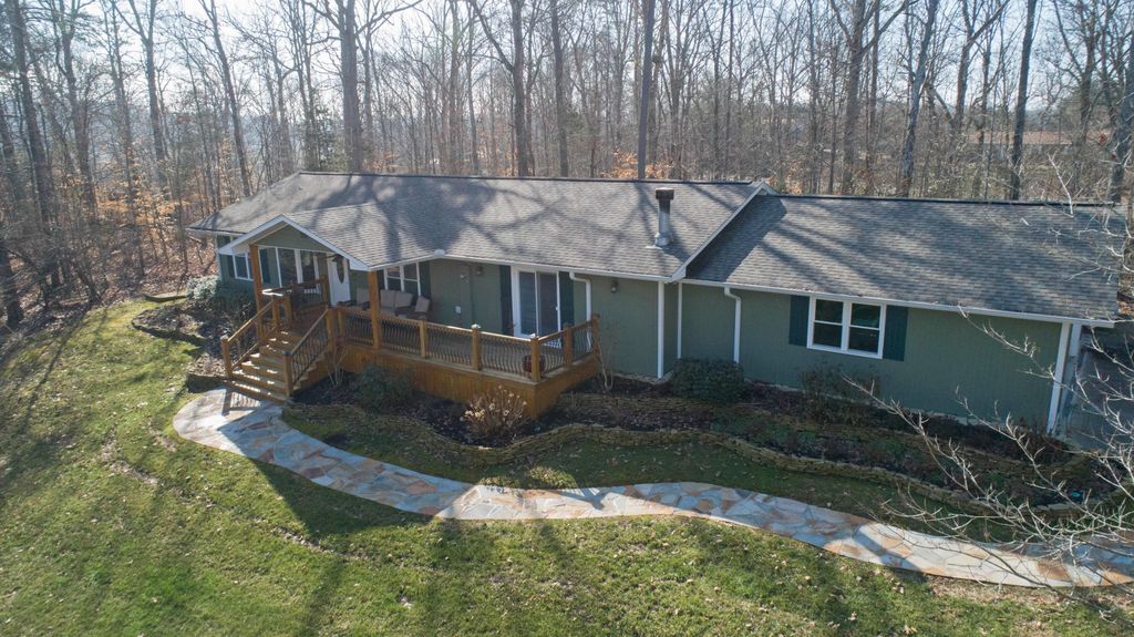 521 Arrow Cir, Kodak, TN 37764