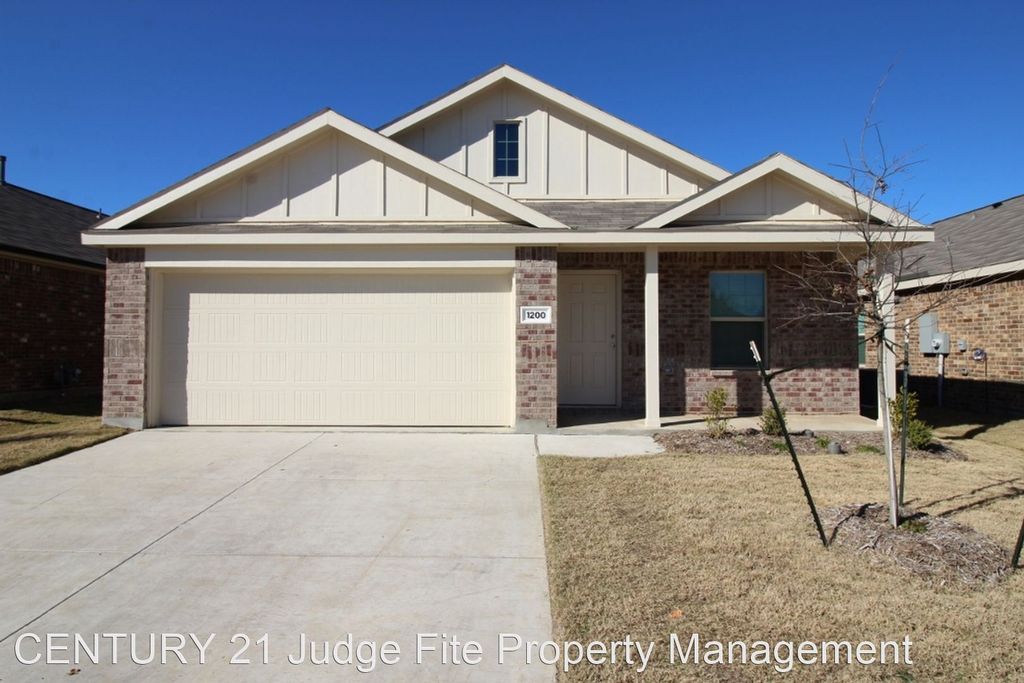 1200 Wildflower St, Ennis, TX 75119