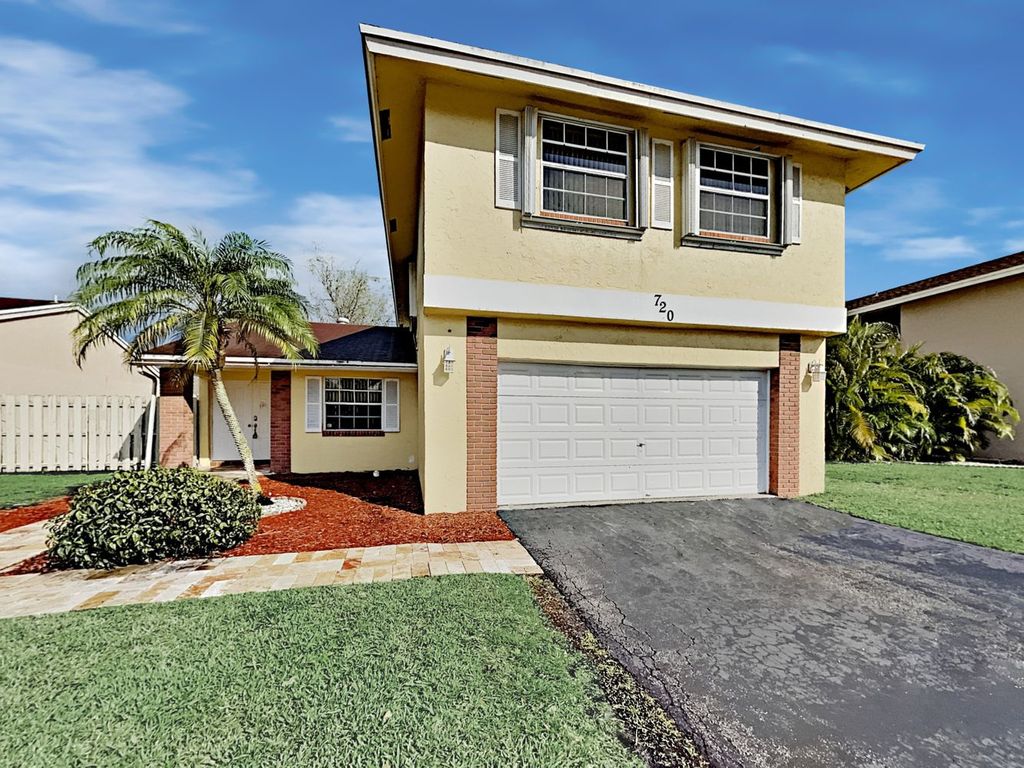 720 Willow Grove Ter, Davie, FL 33325