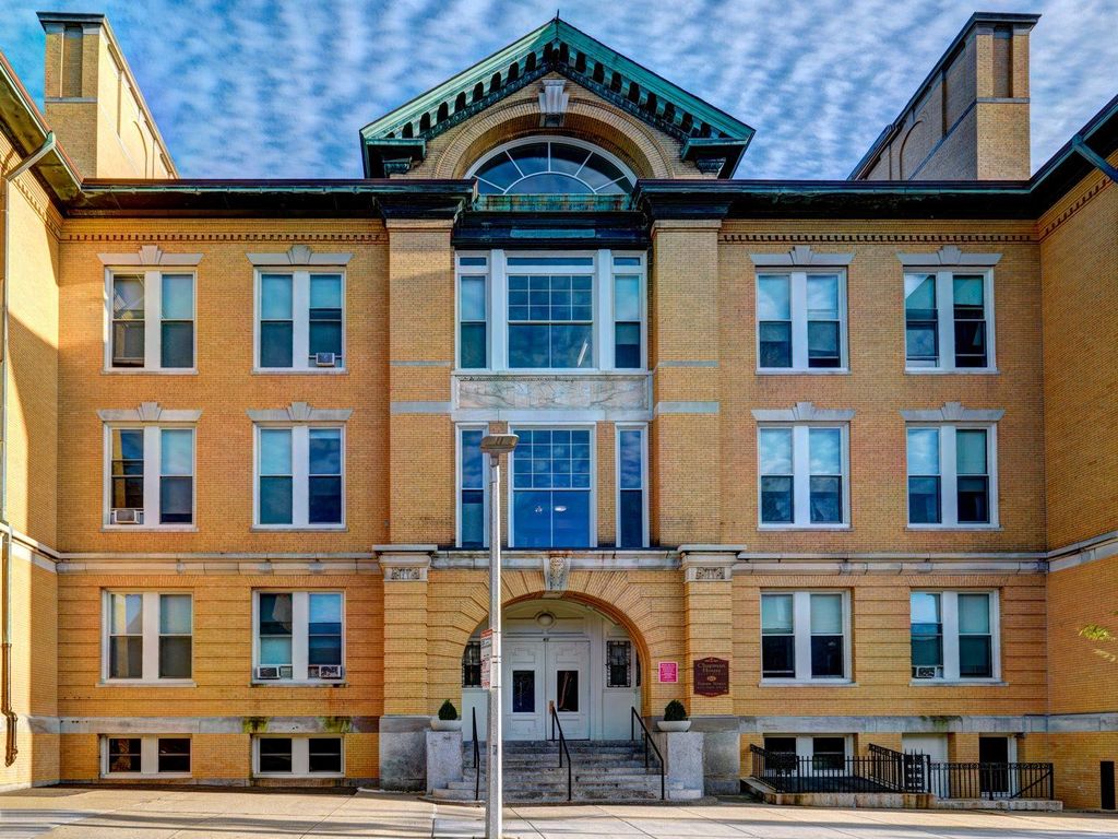 61 Eutaw St E, Boston, MA 02128