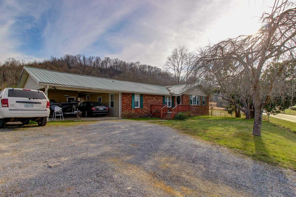 3317 Boyds Creek Hwy, Sevierville, TN 37876 5 Bed, 3 Bath Single