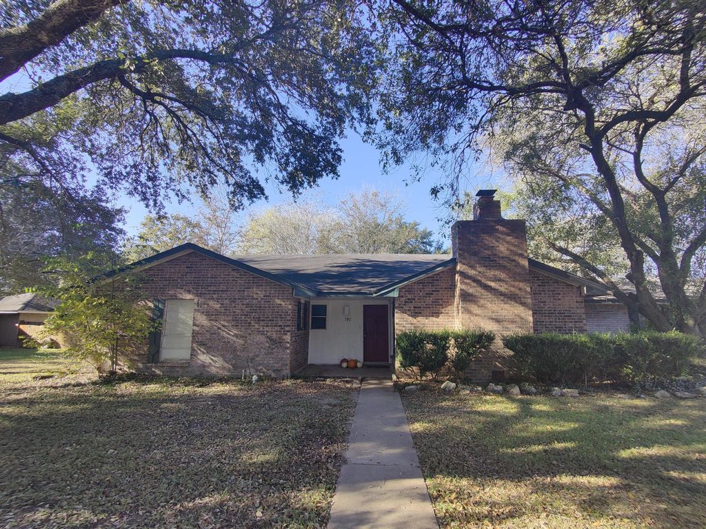 792 High Oaks Dr, Bellville, TX 77418