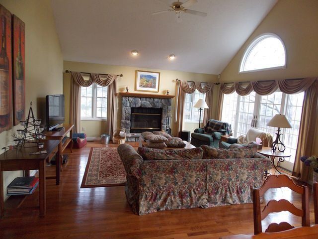 87 Winding Wall Dr, Hawley, PA 18428