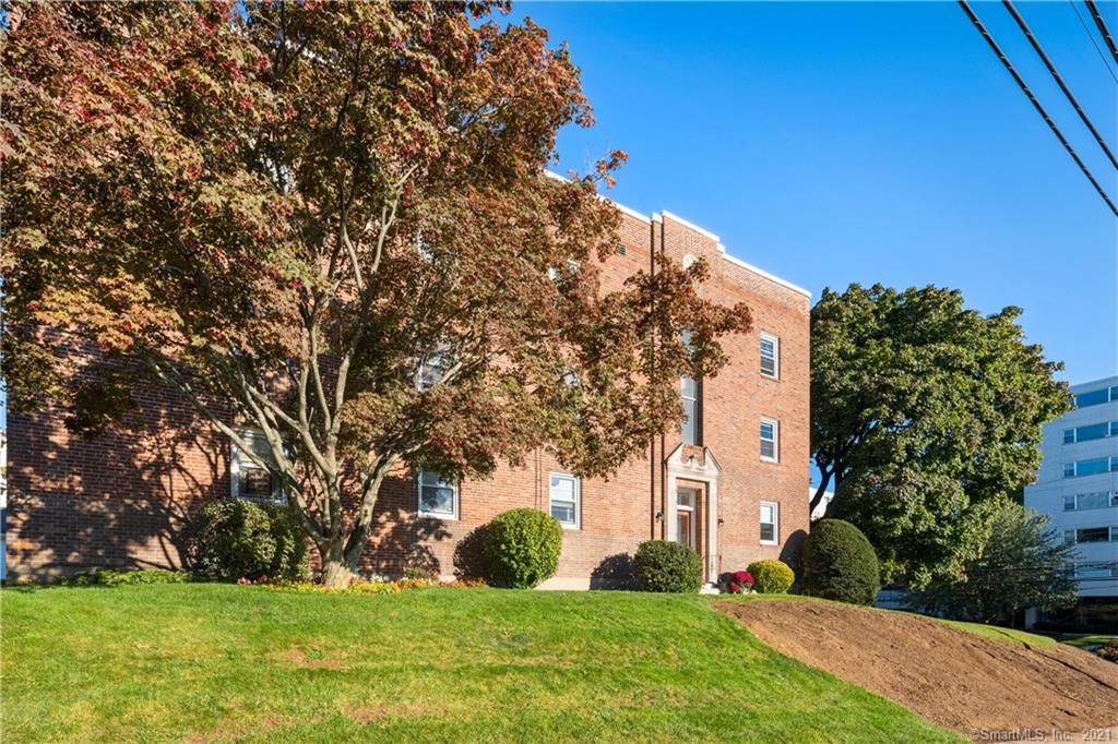 2 Arnold Way #2A, West Hartford, CT 06119