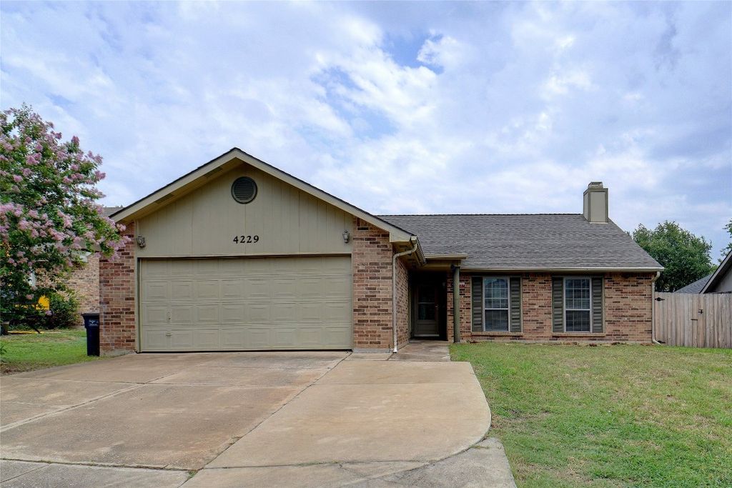 4229 Huckleberry Dr, Fort Worth, TX 76137