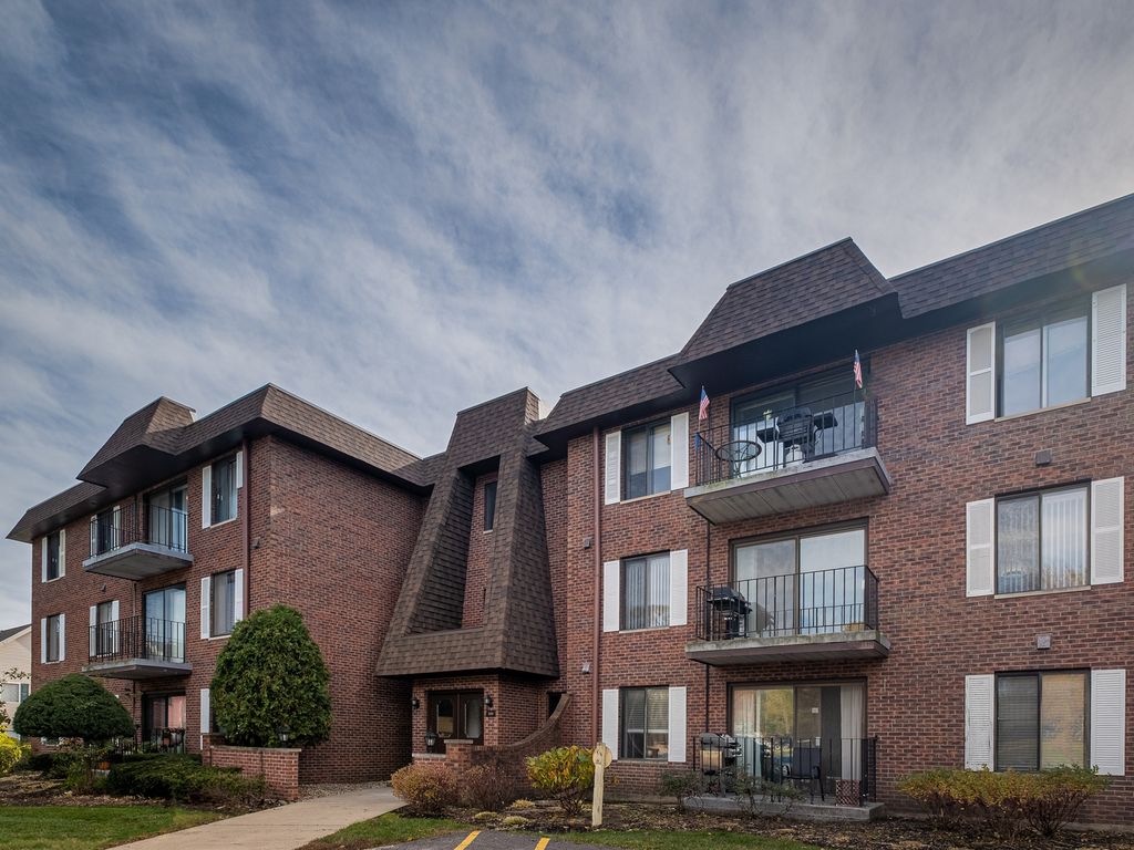 100 Clubhouse Ln #201, Lake Zurich, IL 60047