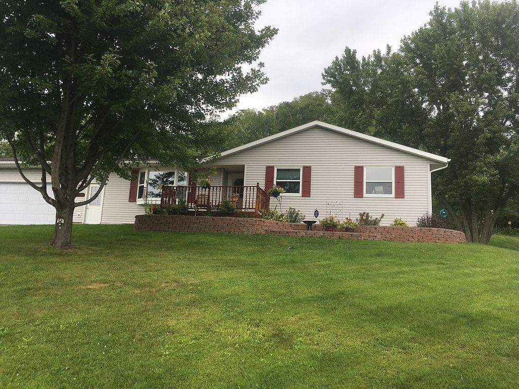 6037 Country Club Rd, Houston, MN 55943