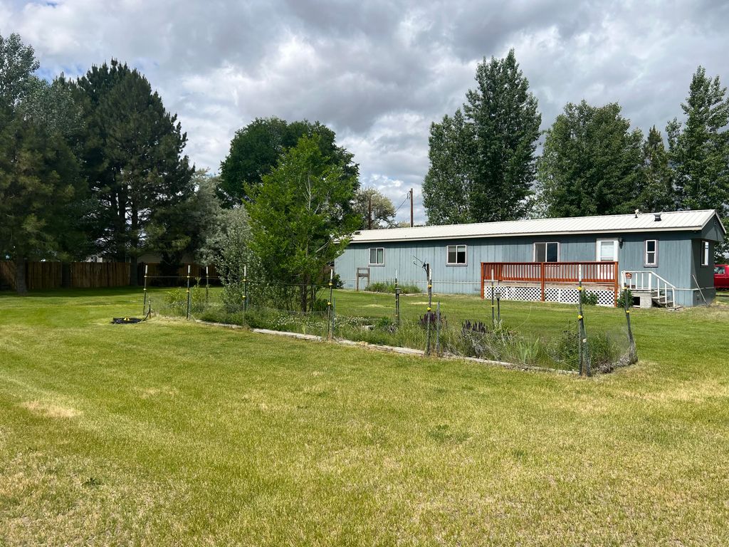 57447 Pine St, Christmas Valley, OR 97641