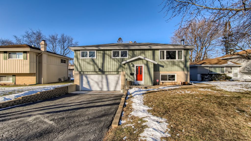152 N Pleasant Ave, Bloomingdale, IL 60108