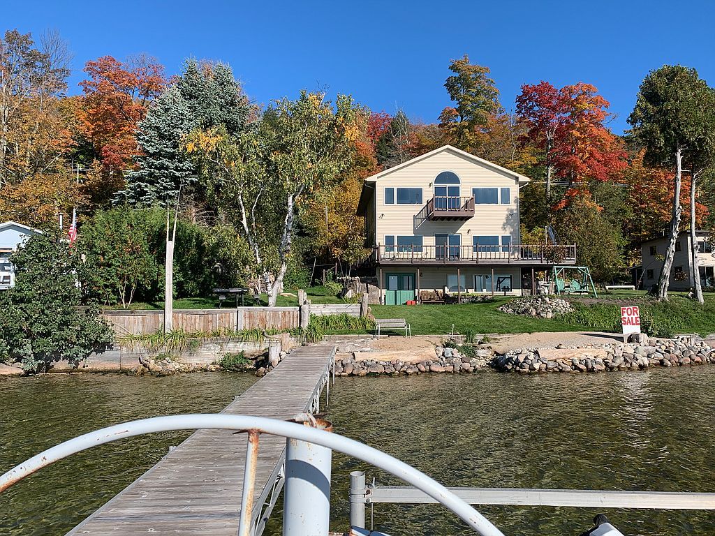 6104 Lake Leelanau Dr, Traverse City, MI 49684