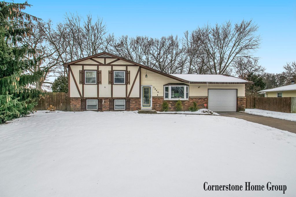 2046 Galahad St NE, Grand Rapids, MI 49525