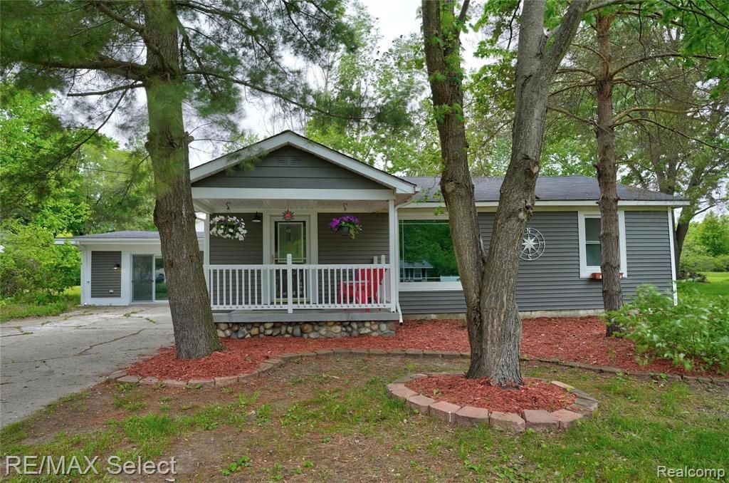 3322 Ellis Park Dr, Burton, MI 48519