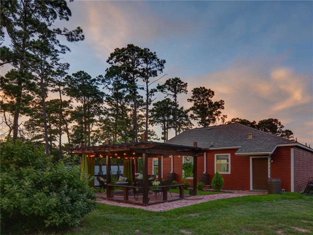185 Tonkawa Dr, Paige, TX 78659
