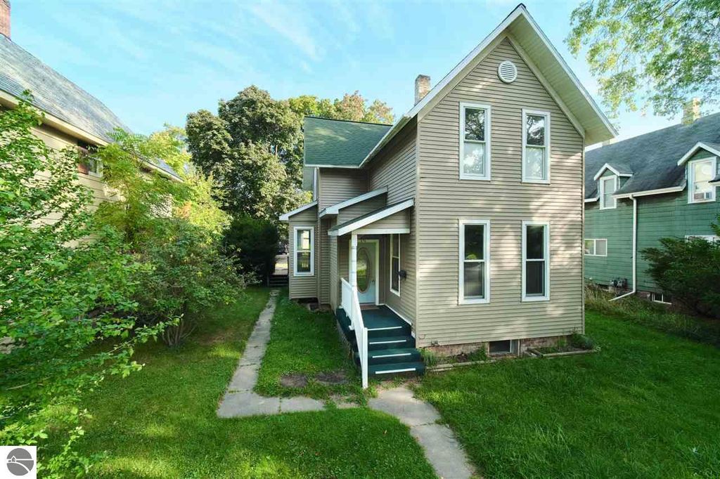370 3rd St, Manistee, MI 49660