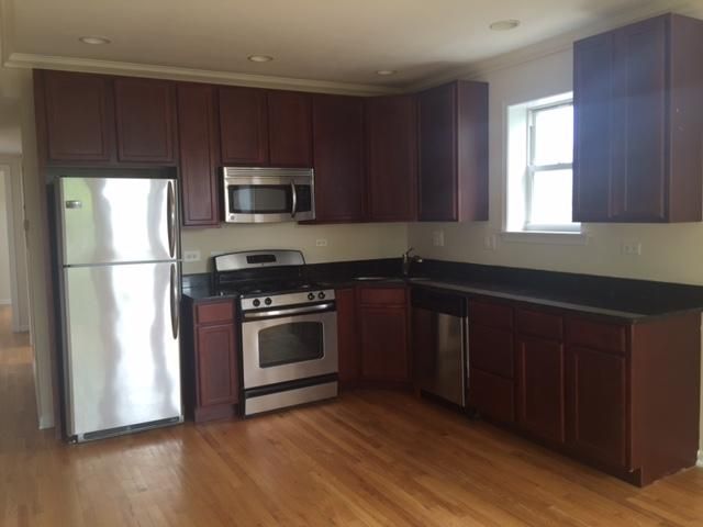 2852 W Rosemont Ave, Chicago, IL 60659