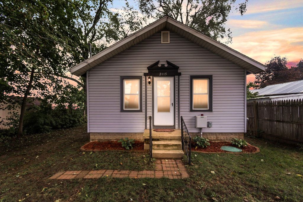 2115 Crest Ave, Jackson, MI 49203