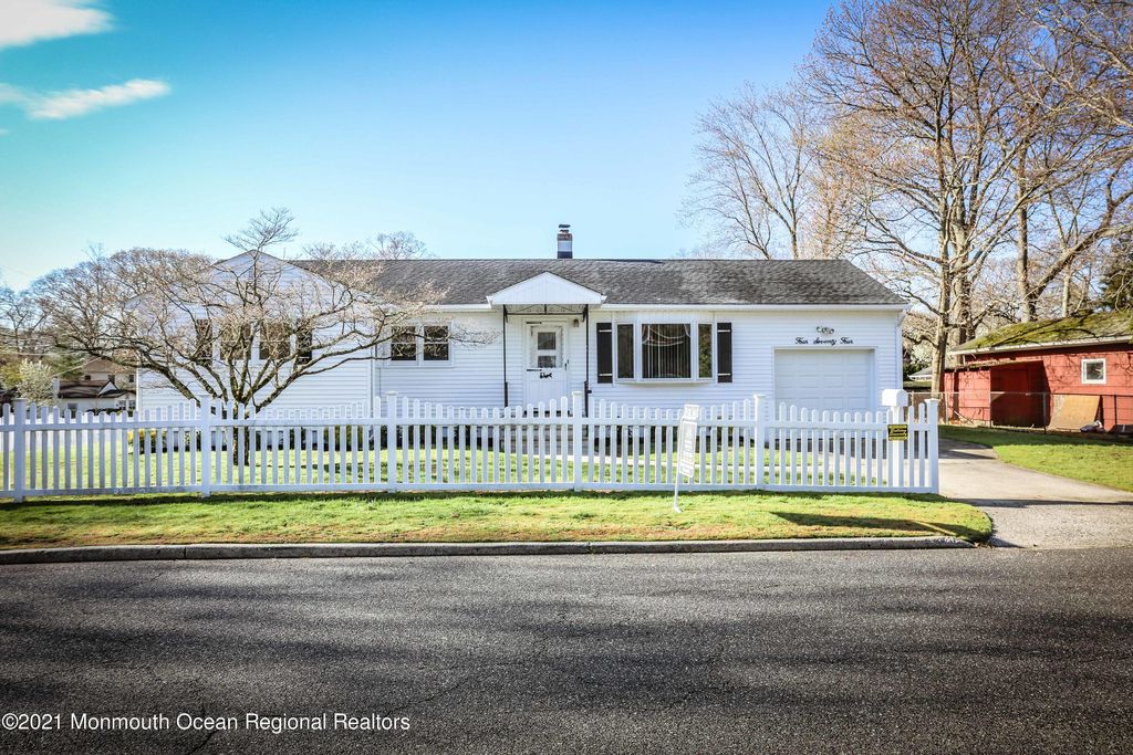 474 Freehold St, Oakhurst, NJ 07755