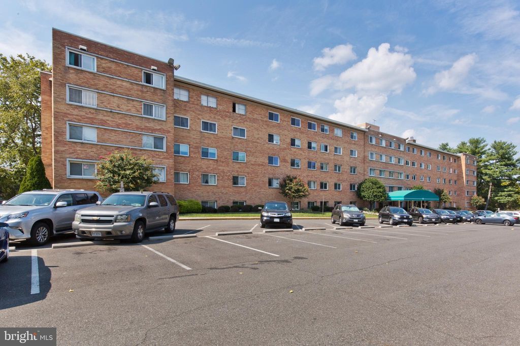 5101 8th Rd S #203, Arlington, VA 22204