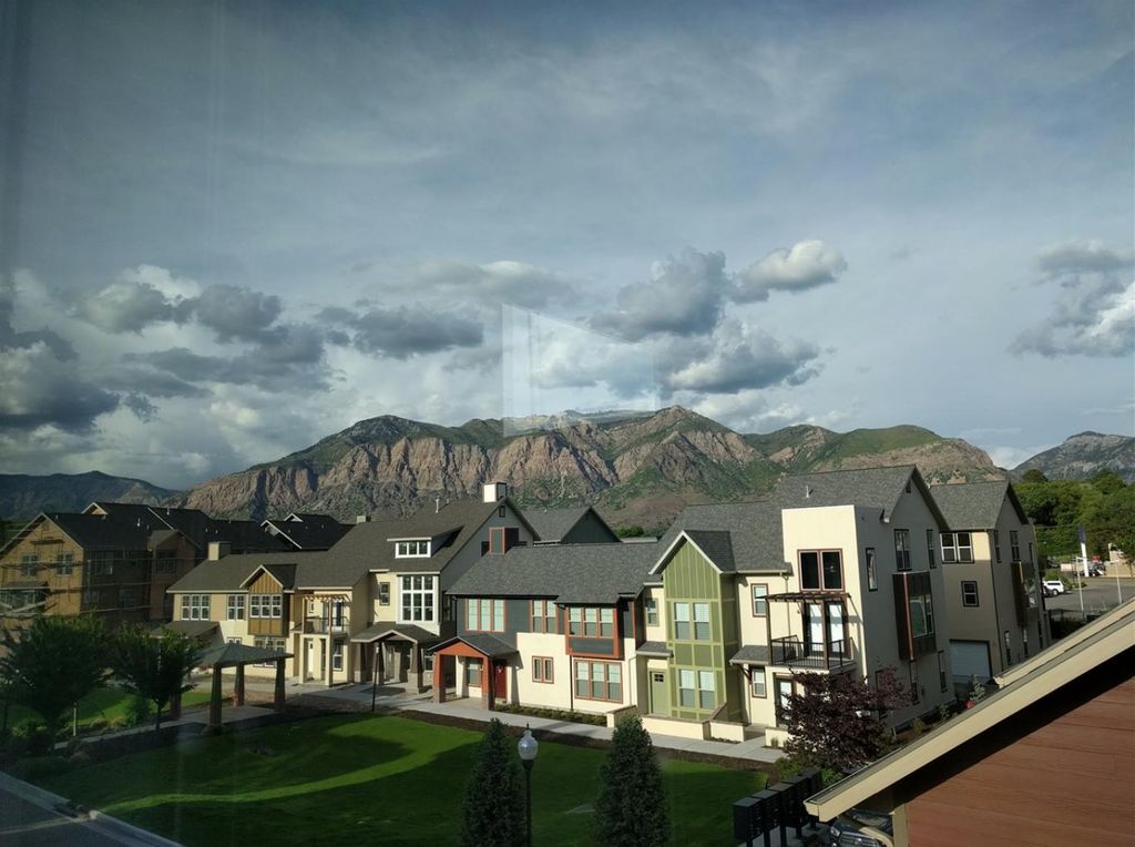 315 E Oak Hollow Dr, Ogden, UT 84401