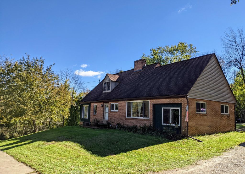 112 W Bacon St, Hillsdale, MI 49242