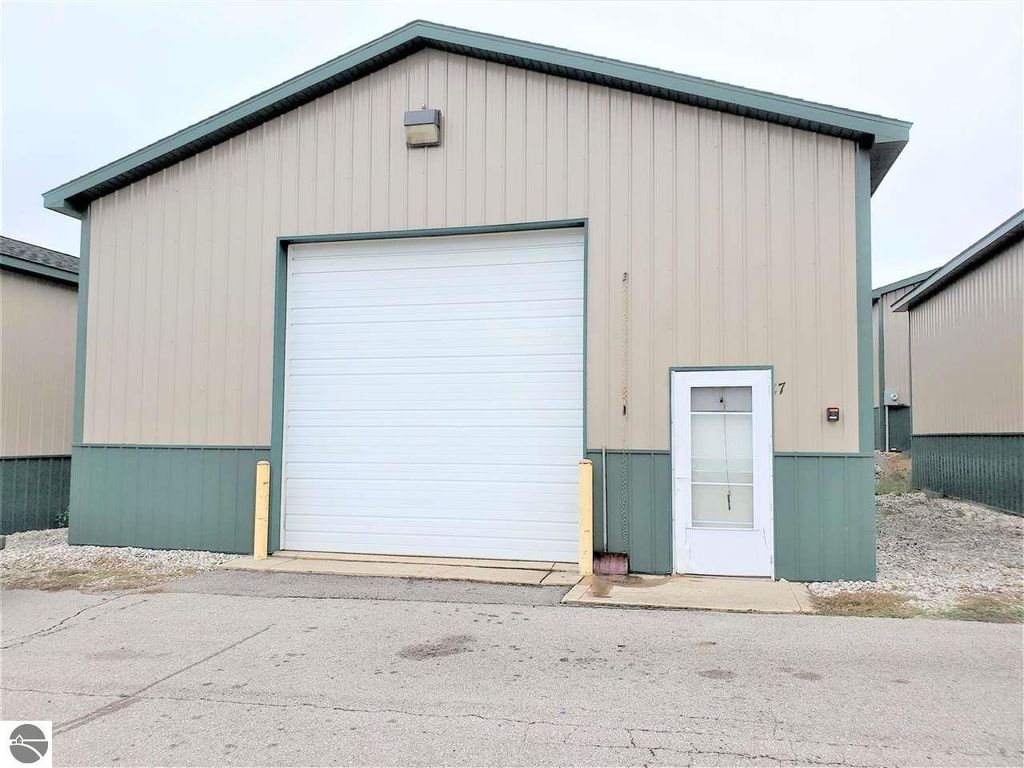 1400 McGregor Way #17, Grawn, MI 49637