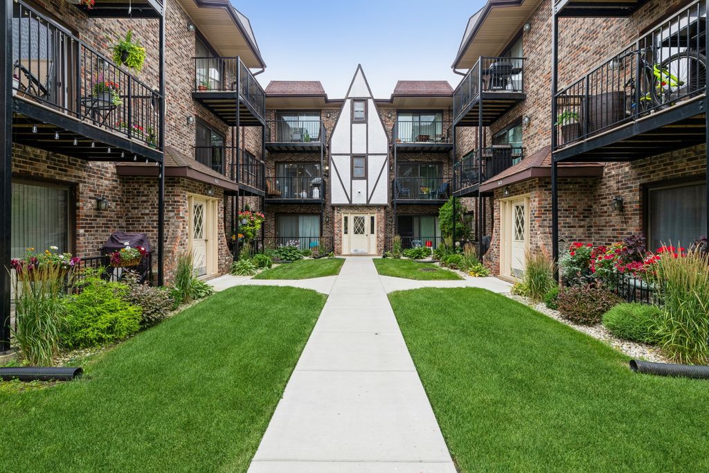 7616 W Lawrence Ave #2A, Harwood Heights, IL 60706