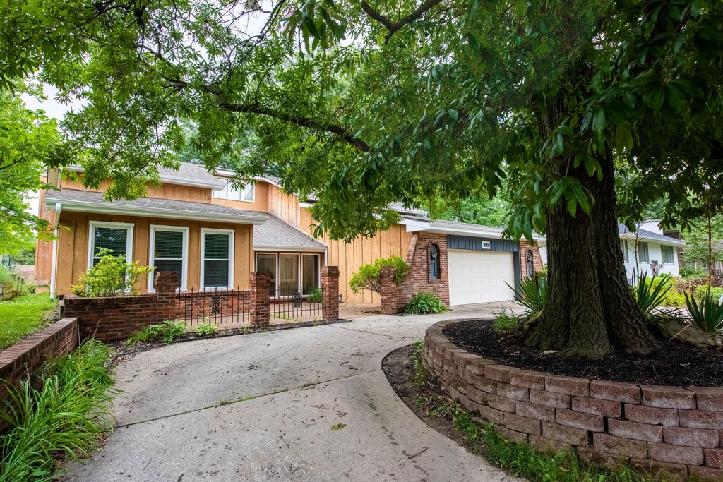 3001 Chapel Hill Rd, Columbia, MO 65203