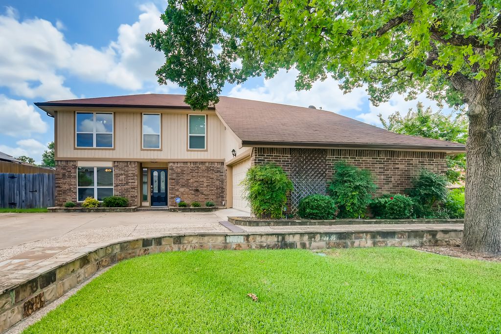 2400 Greenridge Ct, Euless, TX 76039