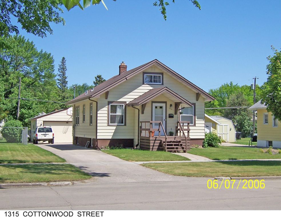 1315 Cottonwood St, Grand Forks, ND 58201