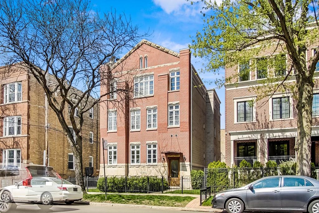 1544 W Addison St #3, Chicago, IL 60613