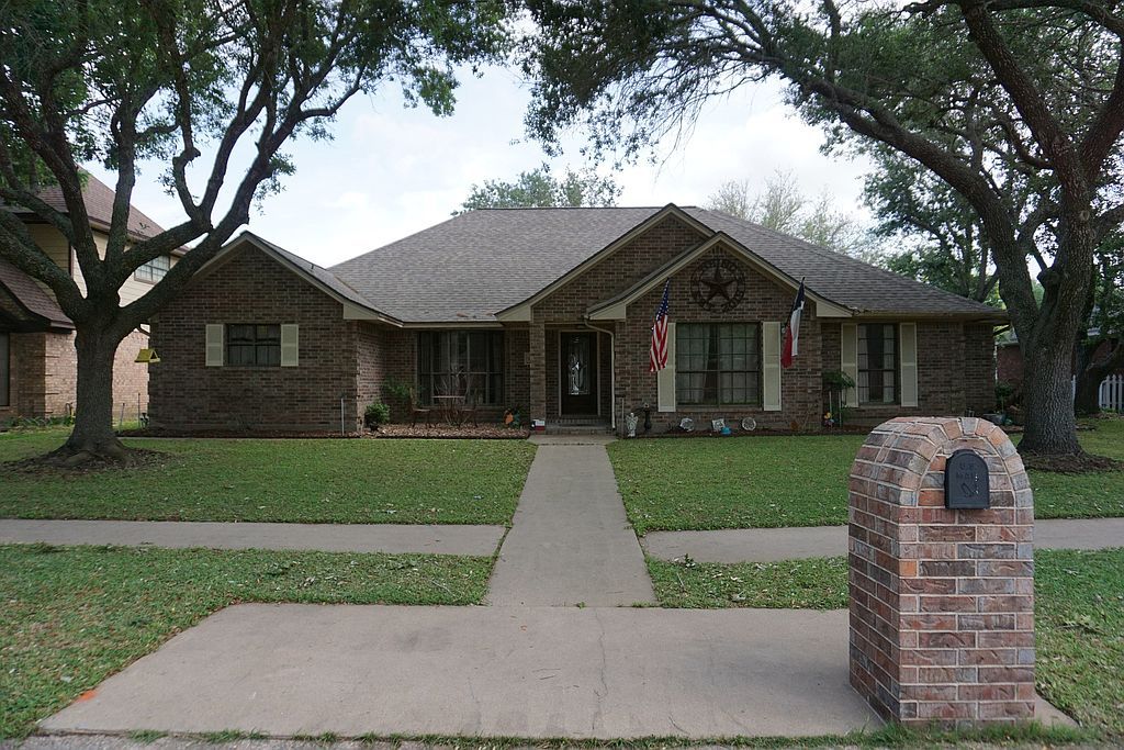 7 S Erik Dr, Angleton, TX 77515