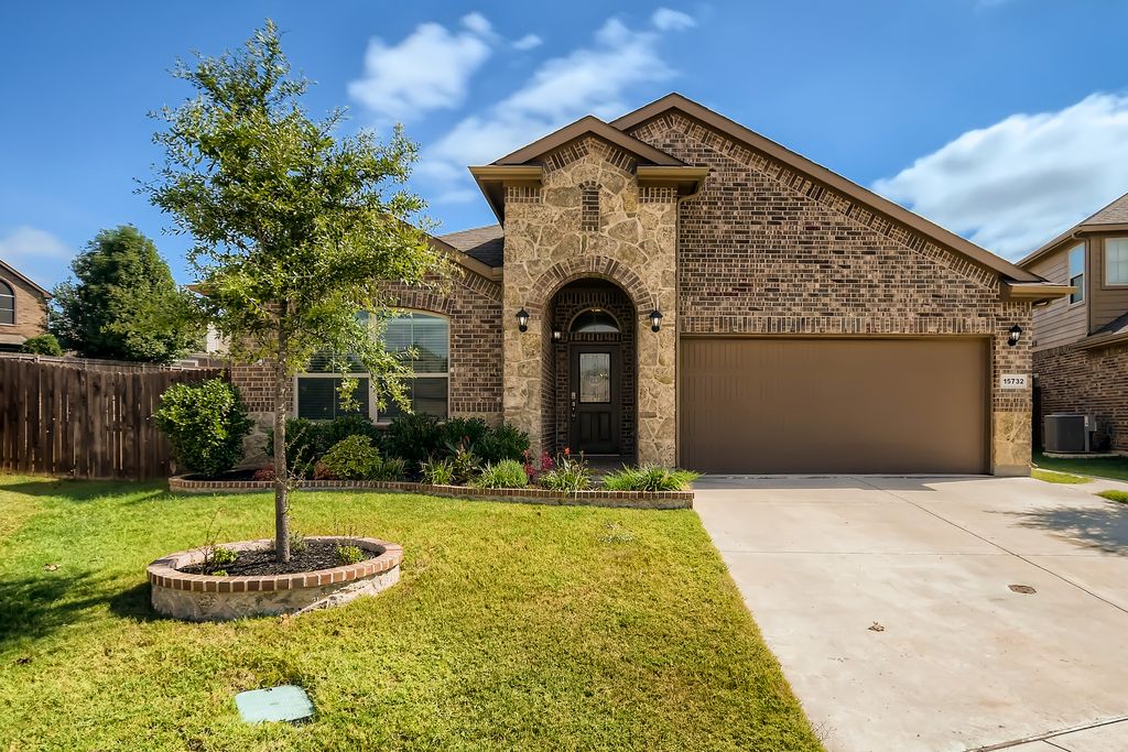 15732 Oak Pointe Dr, Fort Worth, TX 76177