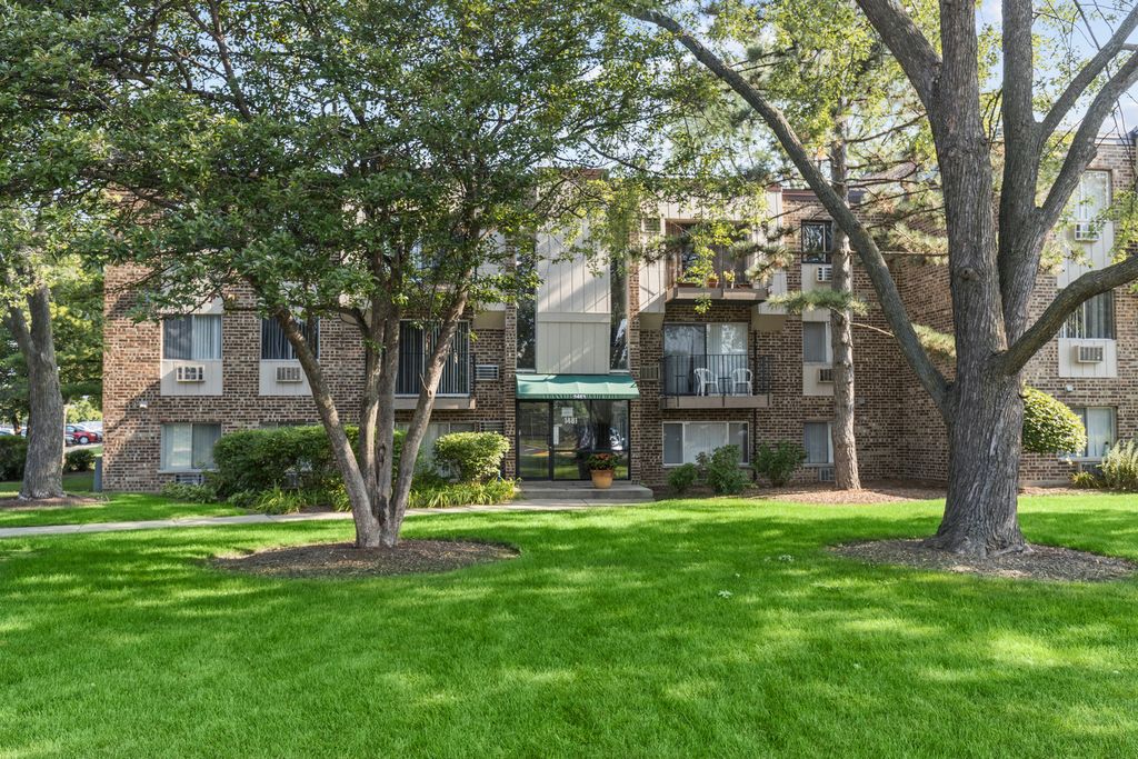 1481 N Winslowe Dr #201, Palatine, IL 60074
