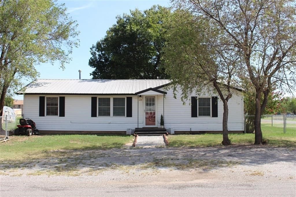 109 W 4th St, Granite, OK 73547